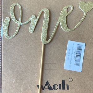 ‘One’ gold cake toppers